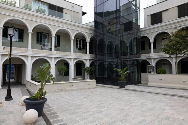 Exterior - Charming Colonial Flat in historic building (Castle Road)