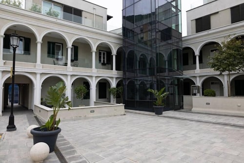 Charming Colonial Flat in historic building