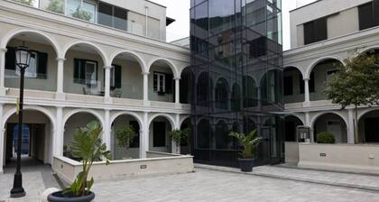 Charming Colonial Flat in historic building