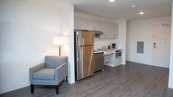 Basic Studio, 1 King Bed, Accessible | Private kitchenette