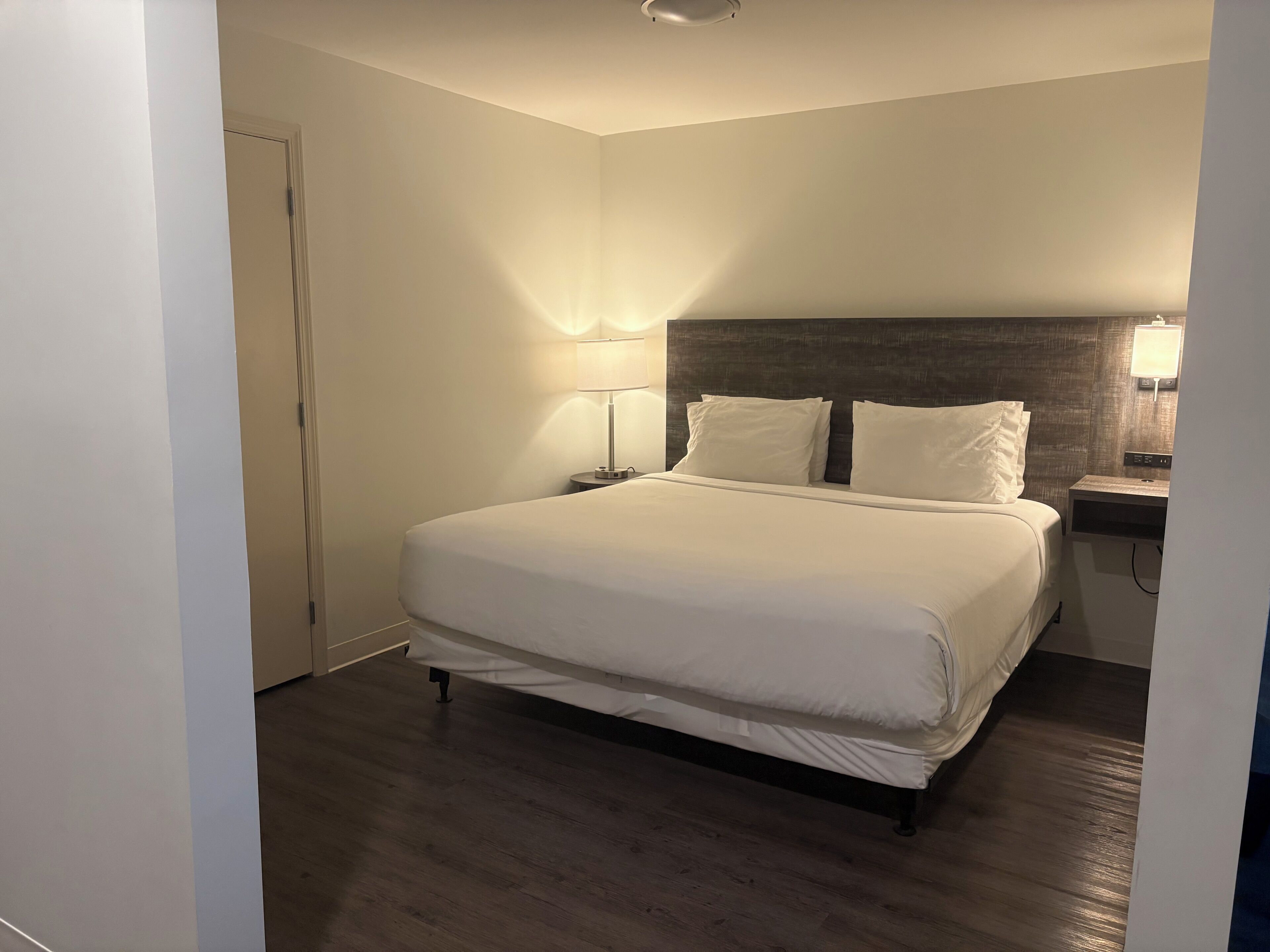 Studiosuite – classic, 1 kingsize-seng, tilgjengelighetstilpasset | Individuelt dekorert, individuelt innredet og strykejern/-brett