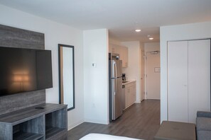 Basic Studio Suite, 1 King Bed | Private kitchenette | Full-size fridge, microwave, stovetop, dishwasher - THE NEST (Greenfield)