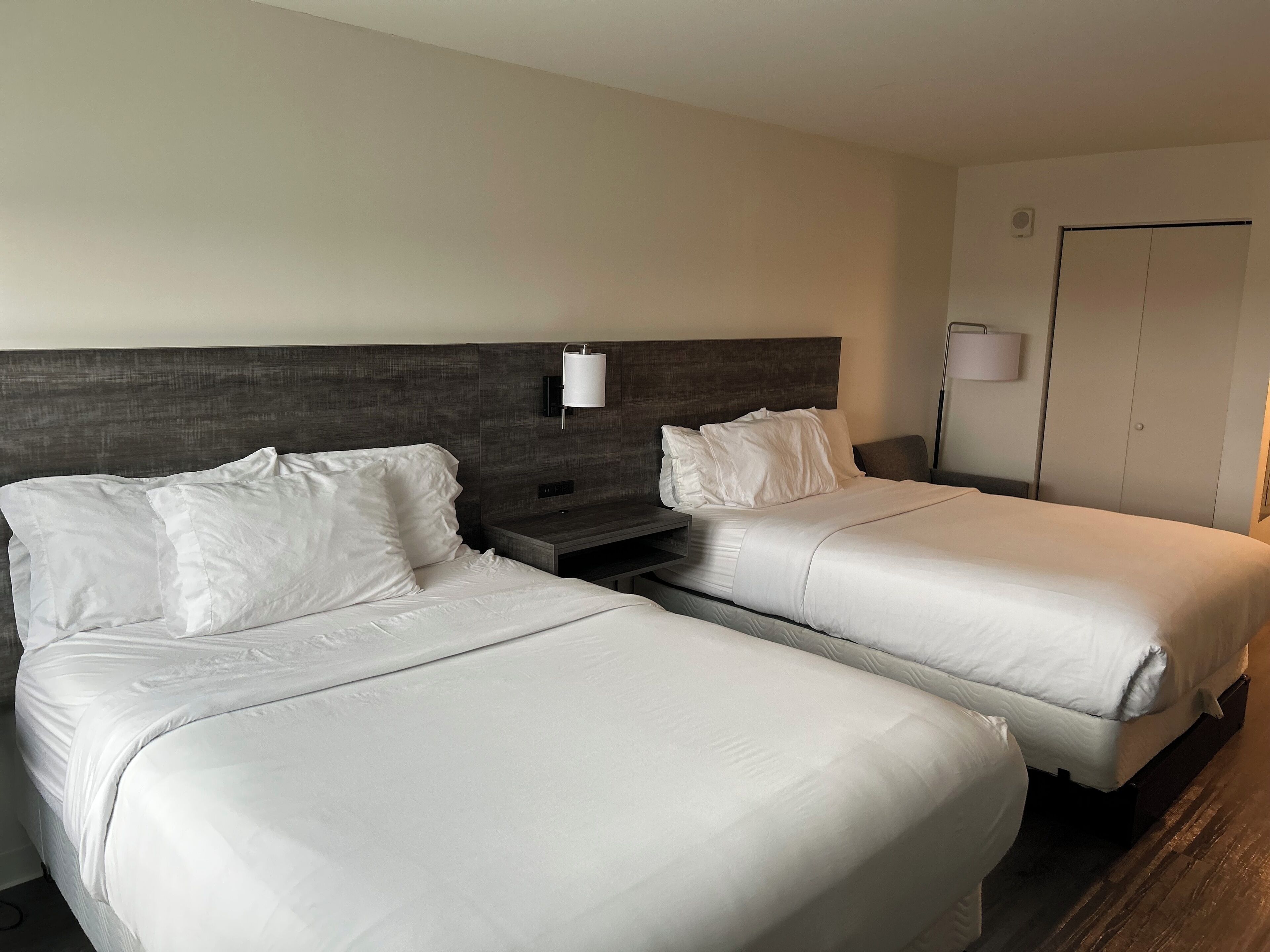 Studiosuite – basic, 2 queensize-senger | Individuelt dekorert, individuelt innredet og strykejern/-brett