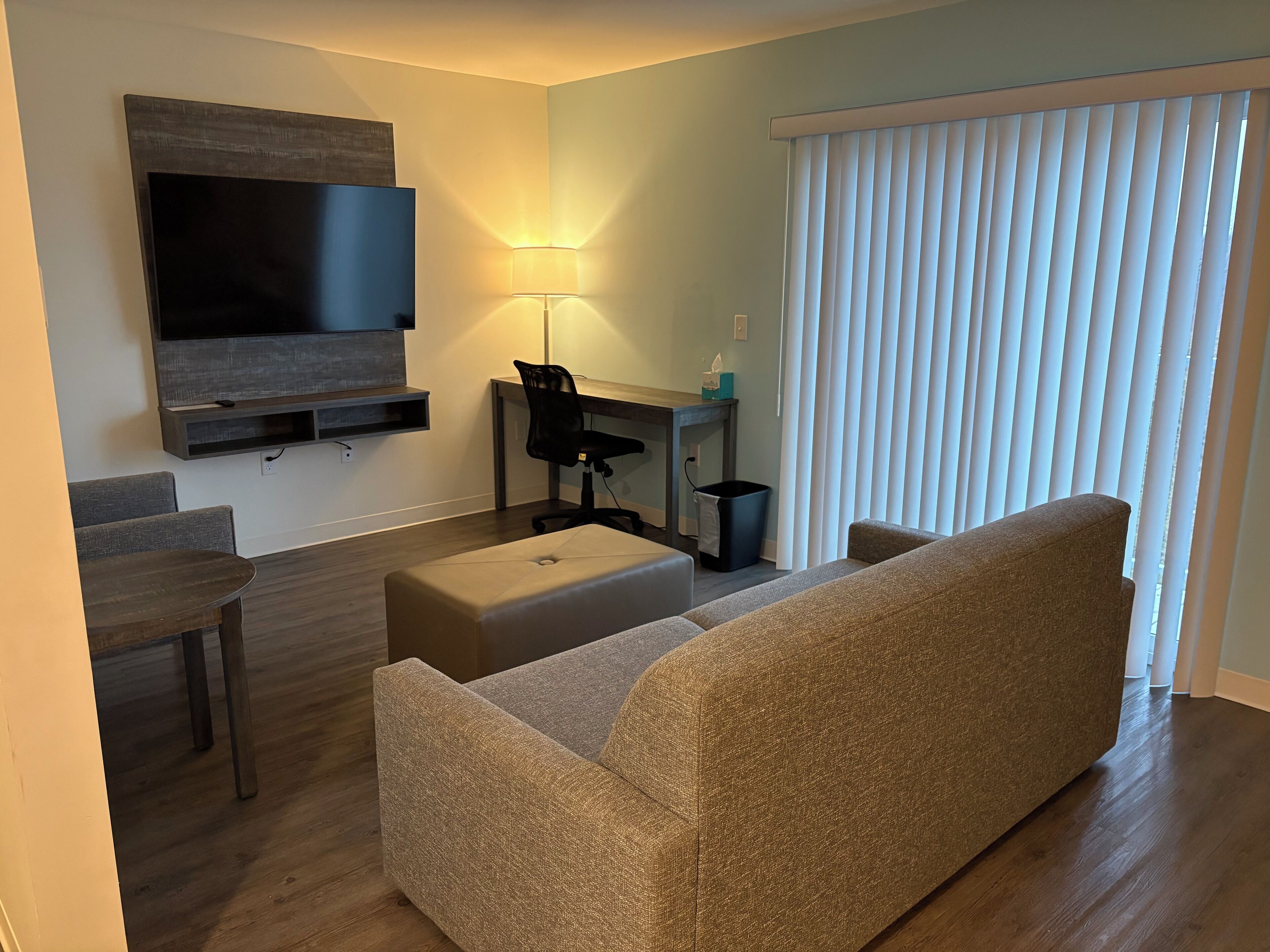 Suite studio classique, 1 très grand lit, accessible aux personnes à mobilité réduite | Aire de séjour | Téléviseur à écran plat de 55 po avec télévision par câble, téléviseur