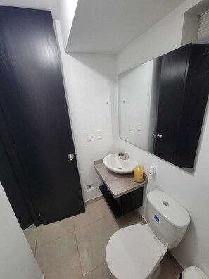 Suihku, pyyhkeet, saippua, vessapaperi