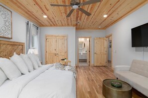 3 Schlafzimmer, Schreibtisch, Bügeleisen/Bügelbrett, Reisekinderbett