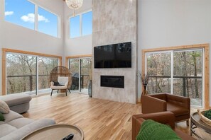 Smart-TV, Kamin, Bücher