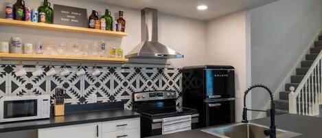 Frigorífico, microondas, horno y placa de cocina