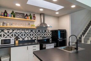 ثلاجة، ميكروويف، فرن، موقد طهي مسطح