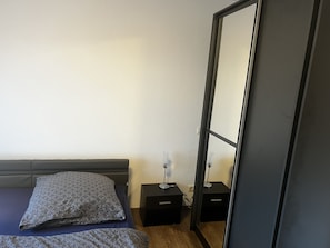 1 Schlafzimmer, Schreibtisch, schallisolierte Zimmer