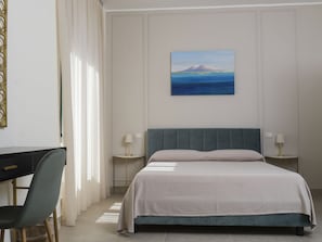 Minibar, in-room safe, desk, free WiFi - Residenza d'epoca Chiostro San Francesco (Naples)
