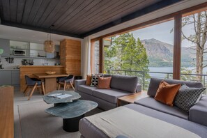 CIPRES 02 | Living area | Smart TV - Suites del Lago (San Carlos de Bariloche)