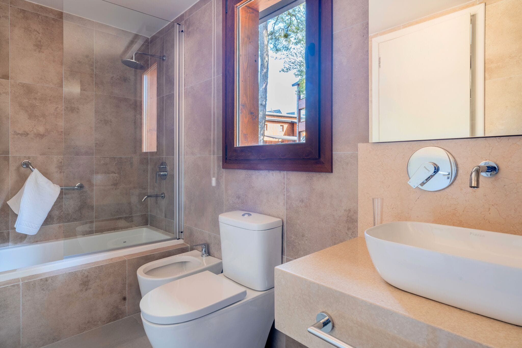 Une salle de bain moderne avec une baignoire, des toilettes et un lavabo.