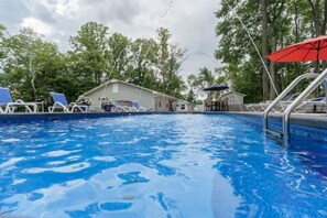 Outdoor pool, a heated pool - Seasonal Heated pool in the Bluegrass (Union)