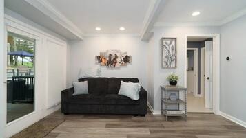 Een smart-tv, een open haard, boeken en een stereo