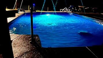 Een buitenzwembad, een verwarmd zwembad