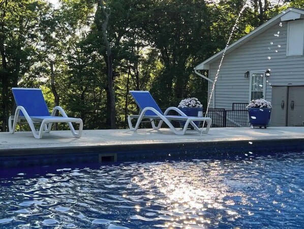 Outdoor pool, a heated pool - Seasonal Heated pool in the Bluegrass (Union)