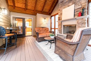 Smart TV, chimenea, monitor de computadora y impresora