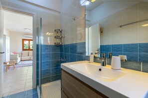 Badewanne, Haartrockner, Handtücher, Seife