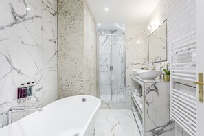 Baignoire, sèche-cheveux, serviettes fournies