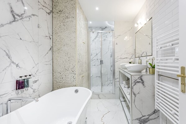 Vasca, asciugacapelli, asciugamani