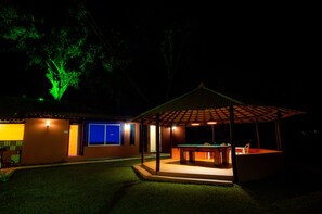 สระว่ายน้ำกลางแจ้ง, ร่มริมสระว่ายน้ำ