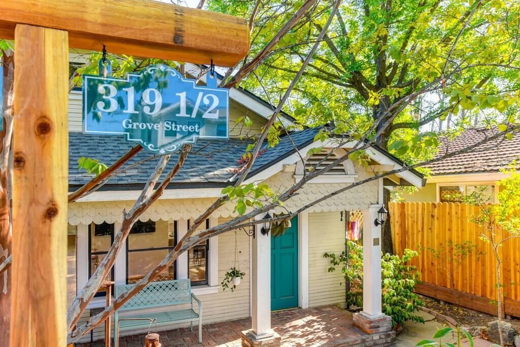 Vintage 50s Victorian Styled Apt in Old Roseville