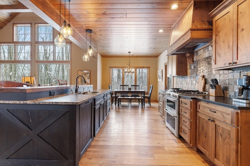 Mountain Pass Lodge, Ski In/Ski Out, Sleeps 18, Hot Tub