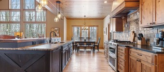 Mountain Pass Lodge, Ski In/Ski Out, Sleeps 18, Hot Tub