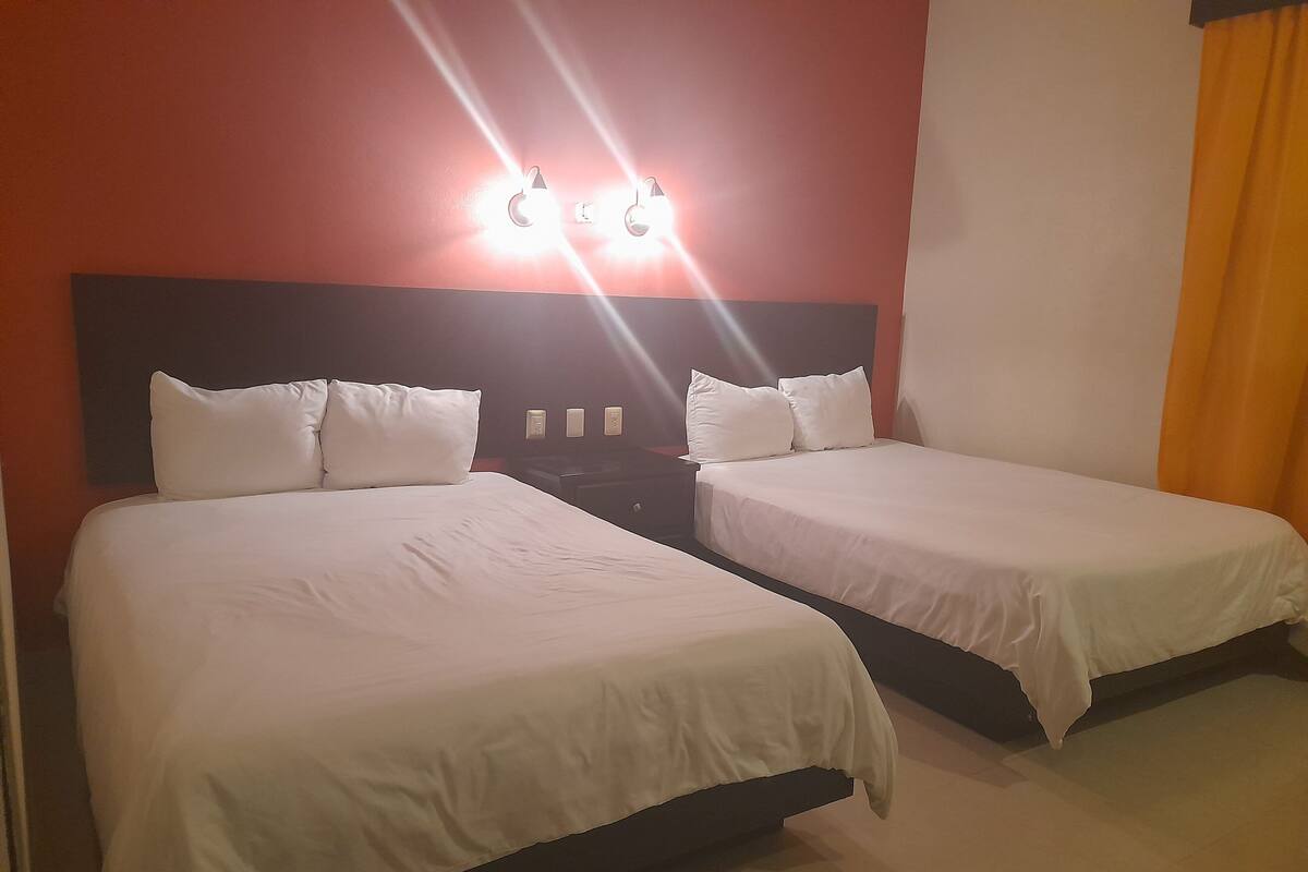 Tabla de planchar con plancha, wifi gratis y ropa de cama