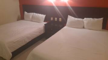 Habitación doble clásica | Tabla de planchar con plancha, wifi gratis y ropa de cama