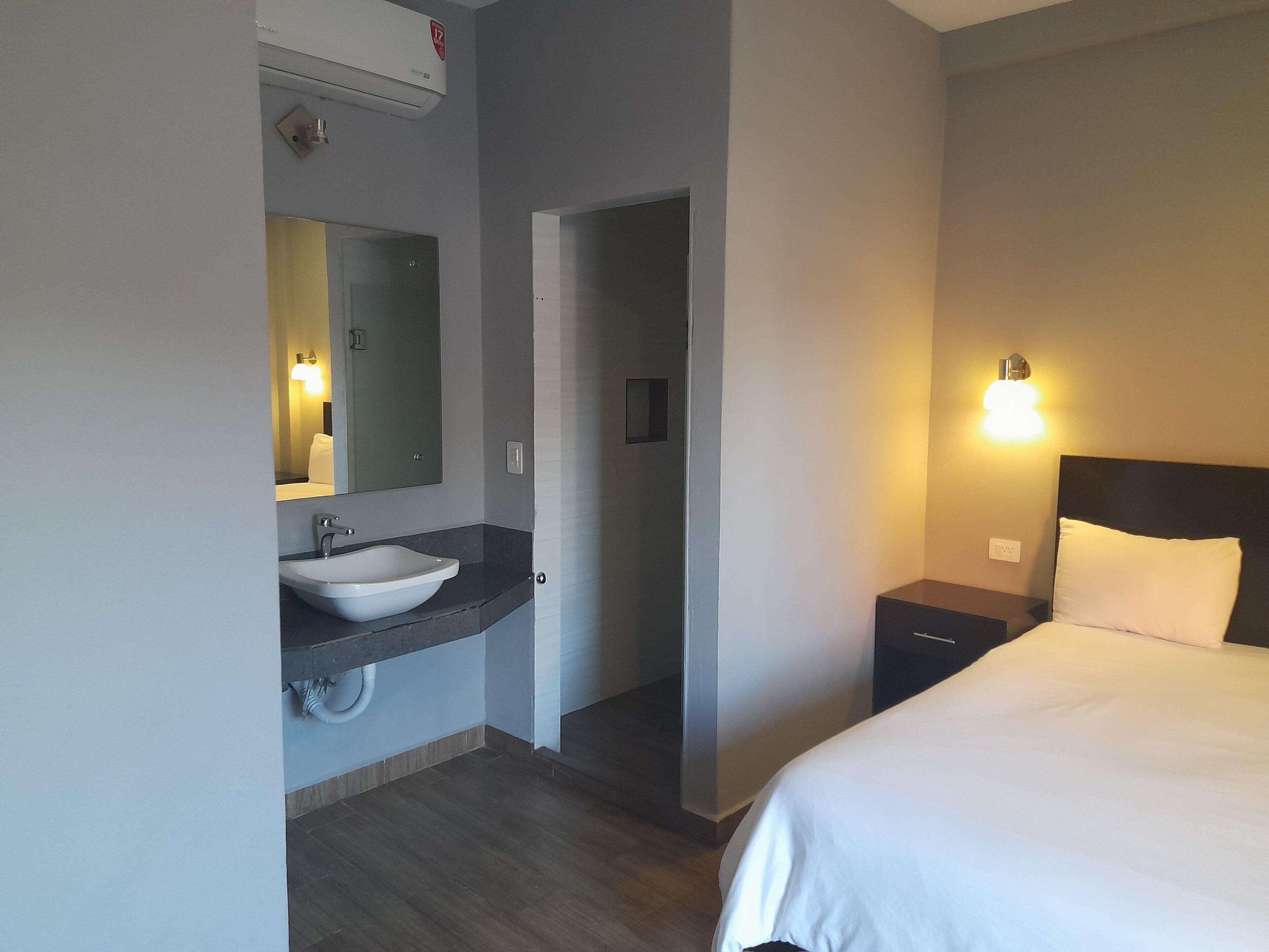 Habitación individual clásica | Tabla de planchar con plancha, wifi gratis y ropa de cama 