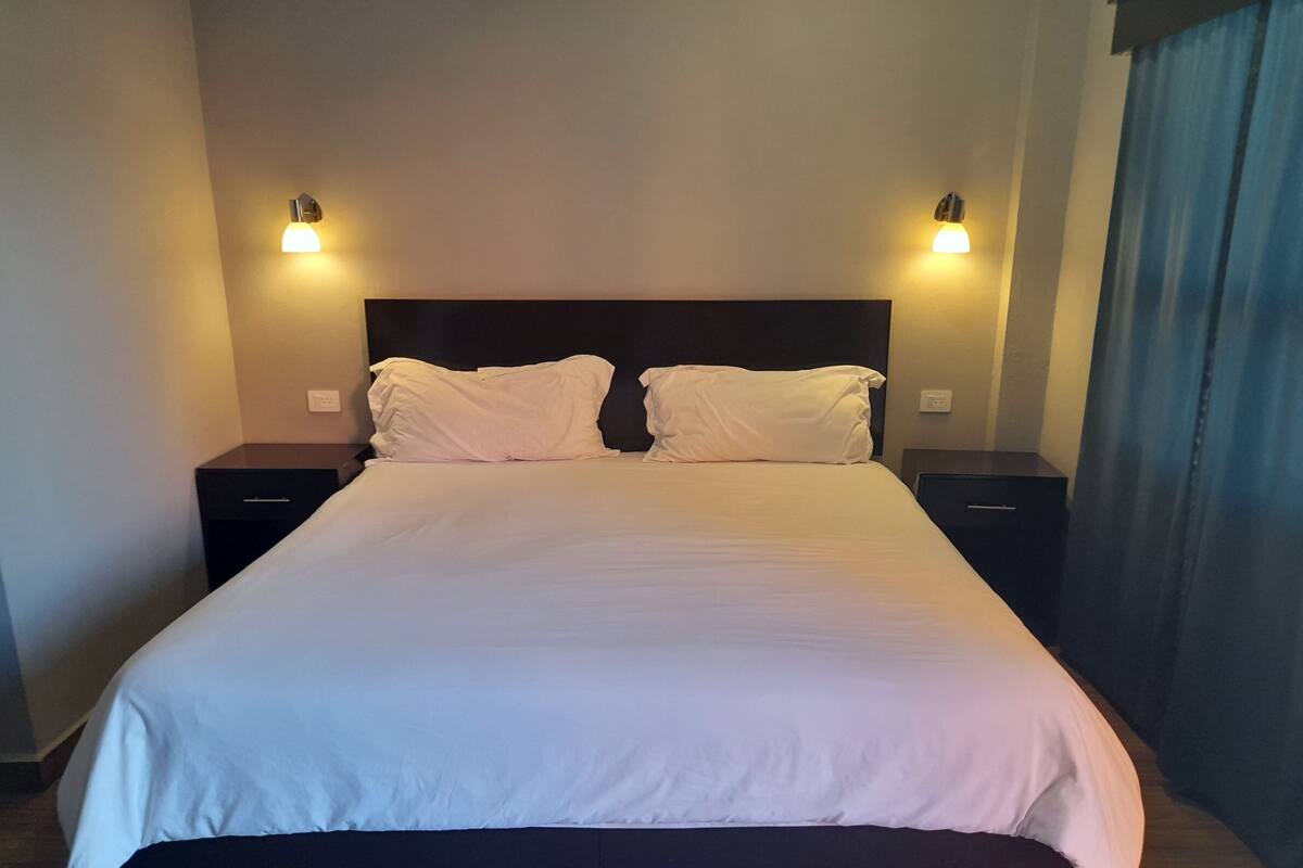 Tabla de planchar con plancha, wifi gratis y ropa de cama