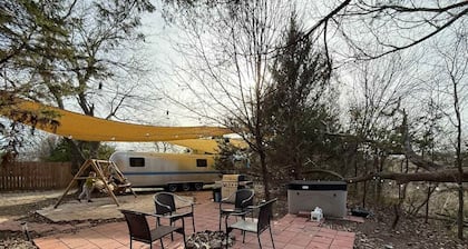 Airstream w flush toilet, city water, hot tub