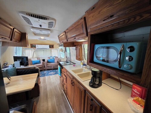 Airstream w flush toilet, city water, hot tub