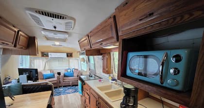 Airstream w flush toilet, city water, hot tub