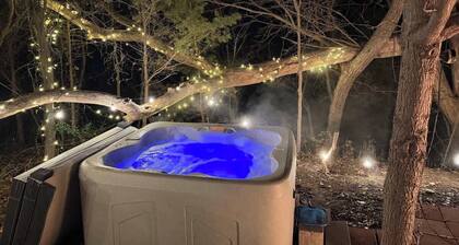 Airstream w flush toilet, city water, hot tub