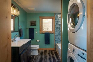 Hair dryer, towels, soap, shampoo - Triumph Ranch Farm House (Hailey)