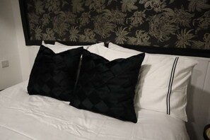 1 bedroom, iron/ironing board, free WiFi, bed sheets - Studio254: A modern and spacious studio flat (Romford)