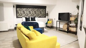 1 bedroom, iron/ironing board, free WiFi, bed sheets - Studio254: A modern and spacious studio flat (Romford)