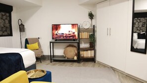 1 bedroom, iron/ironing board, free WiFi, bed sheets - Studio254: A modern and spacious studio flat (Romford)