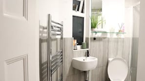 Dusj, håndklær, såpe og sjampo