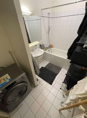 Hårtork, handdukar, tvål och schampo