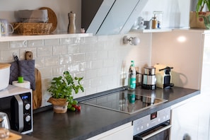 Fridge, microwave, oven, stovetop - Holiday apartment in a listed building directly on the dyke (Whg. 2) (Dornum)