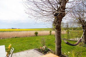 Outdoor dining - Holiday apartment in a listed building directly on the dyke (Whg. 2) (Dornum)