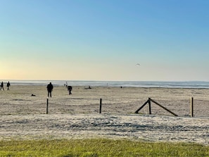 Beach nearby - Holiday apartment in a listed building directly on the dyke (Whg. 2) (Dornum)