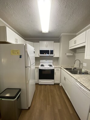 Kühlschrank, Mikrowelle, Ofen, Geschirrspüler