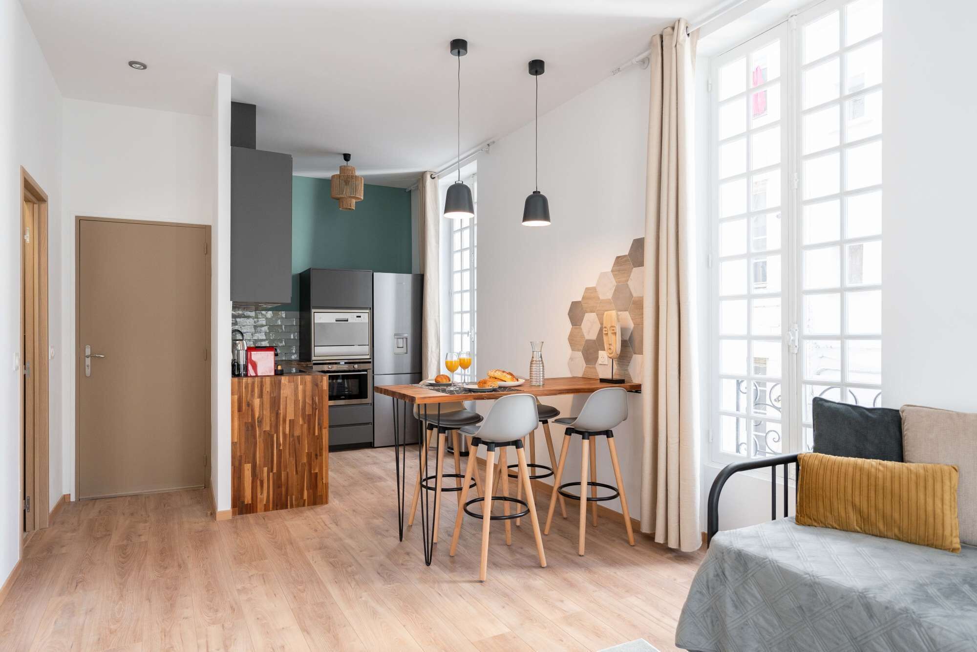 Un appartement moderne comprenant un coin repas, une kitchenette et un canapé.