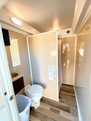 Cabin Tiêu chuẩn | Phòng tắm | Buồng tắm vòi sen, khăn tắm 
