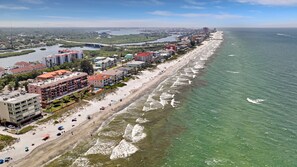 Playa en los alrededores, camastros y toallas de playa 
